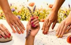 Cores quentes de esmalte substituem o marrom e dominam a primavera