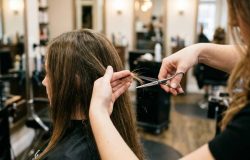 Corte em camadas ganha espaço para trazer leveza e movimento aos fios