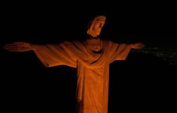 Cristo Redentor ganha iluminação laranja em campanha contra o feminicídio