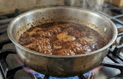 Cuidados essenciais ao reutilizar a marinada de carne crua na cozinha