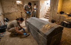 Descoberta de 18 tumbas no Egito revela sarcófago lacrado e 24 línguas de ouro