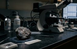Descoberta de mineral raro em meteorito marciano desafia história geológica de Marte