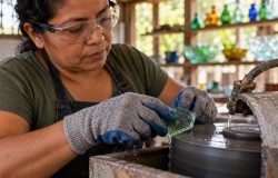 Design sustentável no Pará transforma vidro em biojoias e luminárias por artesã