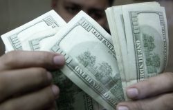 Dólar fecha julho em baixa de quase 2% em meio a tensões globais