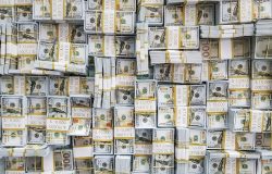 Dólar sobe e se aproxima de R$ 5,20 em dia de instabilidade nos mercados globais