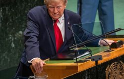 Donald Trump rechaça regulação global da IA e defende liderança dos EUA na tecnologia