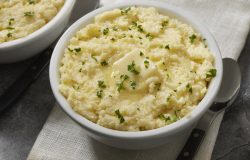 Eleve o nível do seu jantar com esta receita de purê de batata ao alho assado