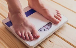 Estudo associa gordura abdominal e carência de vitamina D a risco 123% maior de morte após os 50