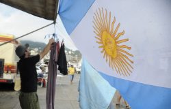 Estudo da UBA aponta que 48,9% dos jovens argentinos enfrentam pobreza, desemprego e ansiedade