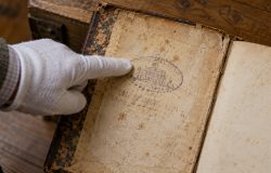 Família acha livro em lareira após reforma e devolve obra com 150 anos de atraso