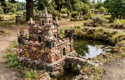 Fazendeiro de 52 anos transformou terras em minareis de pedra e jardim monumental em 1935