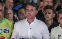 Flávio agradece Milei e Trump em carta após fuga para os Estados Unidos