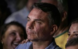Flávio bolsonaro evita detalhar propostas e faz acusações em sabatina