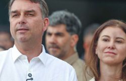 Flávio Bolsonaro vai à missa em Brasília e comenta decisão do STF sobre visita a Jair Bolsonaro
