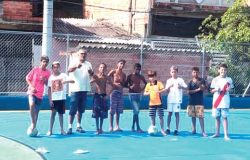 Liderança comunitária Zé Goleiro e a garotada que treina futebol na nova quadra
