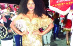Rainha da Bateria Kaluana Luene