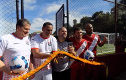 Ao lado do vereador Alessandro Guedes, é nítida a emoção do presidente Alberto Pardini e do Lourival Martins , o conhecido Barrinha, um dos fundadores do Clube