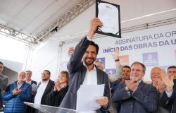 Nova unidade Básica de Saúde UBS Primavera Colorado terá capacidade para 3.800 atendimentos mensais. Os moradores da região Primavera/Colorado, em Sapopemba na Zona Leste, conquistaram um sonho aguardado por 30 anos. O prefeito de São Paulo, Ricardo Nunes, assinou nesta quarta-feira (9) a ordem de serviço para o início das obras “Aqui não será uma UBS qualquer, estamos trabalhando para que seja a UBS Primavera Colorado, com o investimento de quase R$ 9 milhões para a construção de um prédio com estrutura para fazer um excelente atendimento aqui para a comunidade. Uma obra que já está com o dinheiro em conta, licitada, com projeto aprovado para que as obras sejam iniciadas”, disse o prefeito Ricardo Nunes. O documento foi assinado no local onde a UBS Primavera Colorado será construída, na rua Antônio Ribeiro Macedo, 264, no bairro Jardim Porteira Grande. O investimento para a implantação será de cerca de R$ 9 milhões, com recursos do Fundo Municipal de Saúde (FMS) e previsão de entrega em 18 meses. “Essa é uma UBS que estará mais próxima dos moradores aqui da região, para atender quase quatro mil pessoas por mês com equipes de Estratégia da Saúde da Família, duas equipes de odontologia, além de uma equipe multiprofissional com psicólogos, nutricionistas, tudo para fazer os acompanhamentos necessários, como dos diabéticos e hipertensos, para impedir que as pessoas tenham complicações. Este é o avanço da saúde do município de São Paulo”, destacou o secretário municipal de Saúde, Luiz Carlos Zamarco. Estrutura A UBS Primavera Colorado será do tipo IV e contará com cinco equipes de Estratégia de Saúde da Família (ESF), duas equipes de saúde bucal e ainda médico generalista, equipe de enfermagem, agentes comunitários de saúde, farmacêutico, assistente social, técnico de farmácia, assistente administrativo, dentista e auxiliar de saúde bucal. Além disso, o futuro equipamento vai disponibilizar coleta de exames laboratoriais, medicação, inalação, odontologia com raio-x, vacina, curativo e visitas domiciliares das equipes de ESF. A unidade será construída em uma área de 1.126 m² e estrutura com seis consultórios, duas salas de ginecologia, uma sala para atendimento ao idoso, uma sala de odontologia com quatro cadeiras, observação adulta e infantil; Unidade de Vigilância em Saúde (Uvis), sanitário acessível e elevador. “Esta é uma reivindicação antiga, que acompanhamos de perto e hoje estamos aqui, com muita alegria e satisfação, tendo a honra de iniciar para vocês essa unidade, que será muito importante para todos os moradores deste território”, afirmou a secretária executiva de Atenção Básica, Especialidades e Vigilância em Saúde, Sandra Sabino.