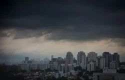 Frente fria traz risco de tempestades e queda nas temperaturas em São Paulo neste domingo