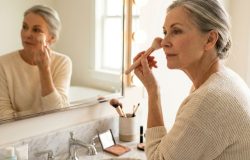 Guia ensina onde passar blush após os 50 anos para suavizar o rosto