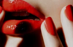 Guia prático ensina a combinar batom e esmalte para rejuvenescer o visual no dia a dia