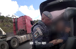 Homem amarrado em porta-malas é salvo pela polícia em rodovia