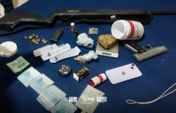 Homem é preso pela polícia após ameaçar ex-namorada e guardar armas e drogas