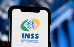Brasileiros com benefício suspenso ou encerrado devem ler esse informe do INSS (Foto Reprodução/Montagem/TV Foco/Canva/Paola)