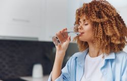 situações como desidratação, diabetes mal controlada e síndrome de Sjögren, por