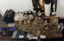 ções de maconha; 03 chaves de veículos de alto padrão; joias diversas, entre cor