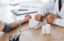 todo o corpo. Os sintomas de hipertensão, popularmente conhecida como pressão al