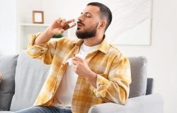 alergias. Como usar: para adultos e crianças com mais de 12 anos, a dose recomen