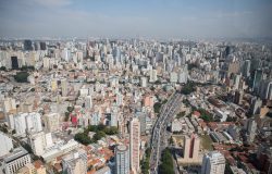 meio do Programa de Apoio Tecnológico aos Municípios (Patem). “Ciência e evidênc
