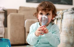 isso, não tem cura. No entanto, o tratamento adequado orientado pelo pediatra aj