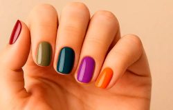 Nada de verde e amarelo: Essa cor de esmalte é a nova tendência para a Copa do Mundo 2026
