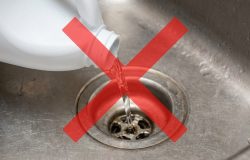 tantes com a segurança. O uso da água sanitária limpa as superfícies, mas escond
