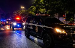 assaltantes em uma moto durante uma tentativa de roubo. Segundo as investigações