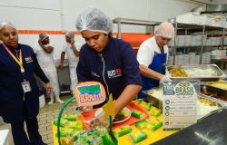 Programa conta com 71 unidades fixas, quatro refeitórios e 48 caminhões que atendem a 53 pontos de atendimento do Bom Prato Móvel Foto: Divulgação/Governo de SP