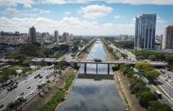 dezenas de córregos e afluentes, os dois rios mais importantes que cortam a cida