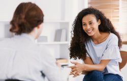 tante consultar um psiquiatra para uma avaliação. O tratamento normalmente é fei