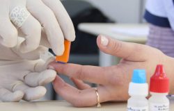 meio de punção digital, distribuir autotestes de HIV e oferecer orientações sobr