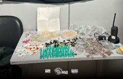 tráfico de drogas em Carapicuíba/SP. A abordagem foi realizada na Vila Municipal