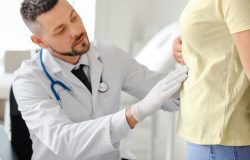 um exame de imagem do abdômen, como ultrassom ou tomografia, capazes de detectar