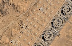 Novas estruturas estratégicas em Hami sinalizam um avanço na capacidade de defesa da China. – Imagem gerada por IA