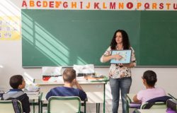 tempo determinado. Uma vez contratado, o docente poderá permanecer vinculado à S