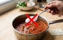 Técnicas culinárias permitem extrair a doçura natural dos ingredientes para um molho de tomate autêntico. – Imagem gerada por IA