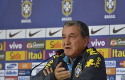 Equipe técnica dá coletiva no centro de mídia na Granja Comary. Na foto, o coordenador técnico, Carlos Alberto Parreira (Tomaz Silva/Agência Brasil
