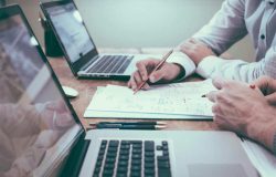 tunidades de mercado e a construir um plano de negócios, para que os futuros emp