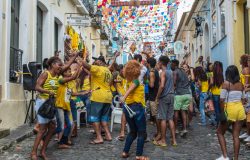 tuguês, o ritmo acelerado e o refrão fácil de memorizar contribuíram para amplia