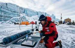 O derretimento acelerado das camadas de gelo expõe relíquias arqueológicas e recursos minerais inéditos. – Imagem gerada por IA